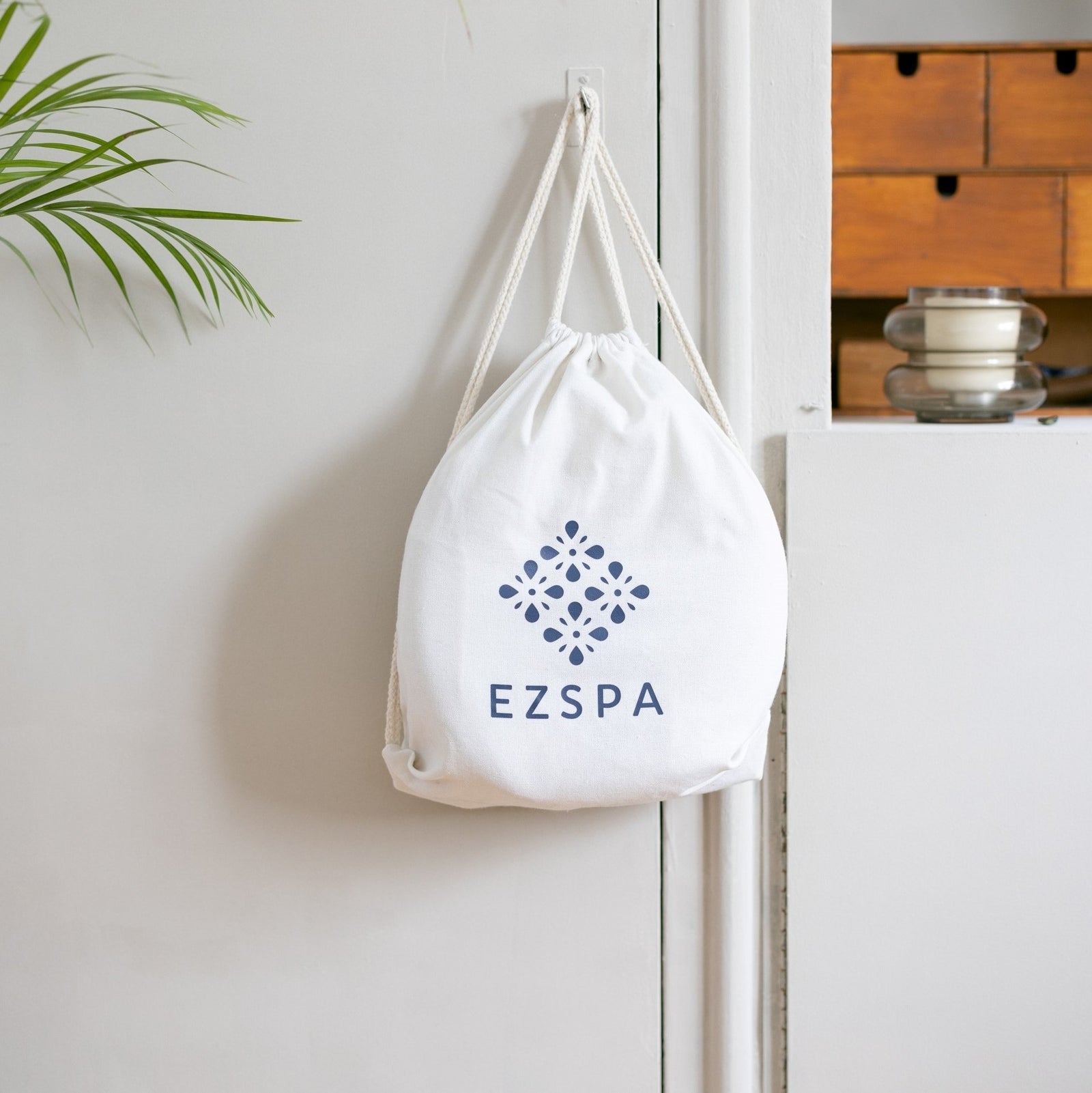 Die Ezspa Bettmassage Set aufgebaut auf einem gemachten Bett