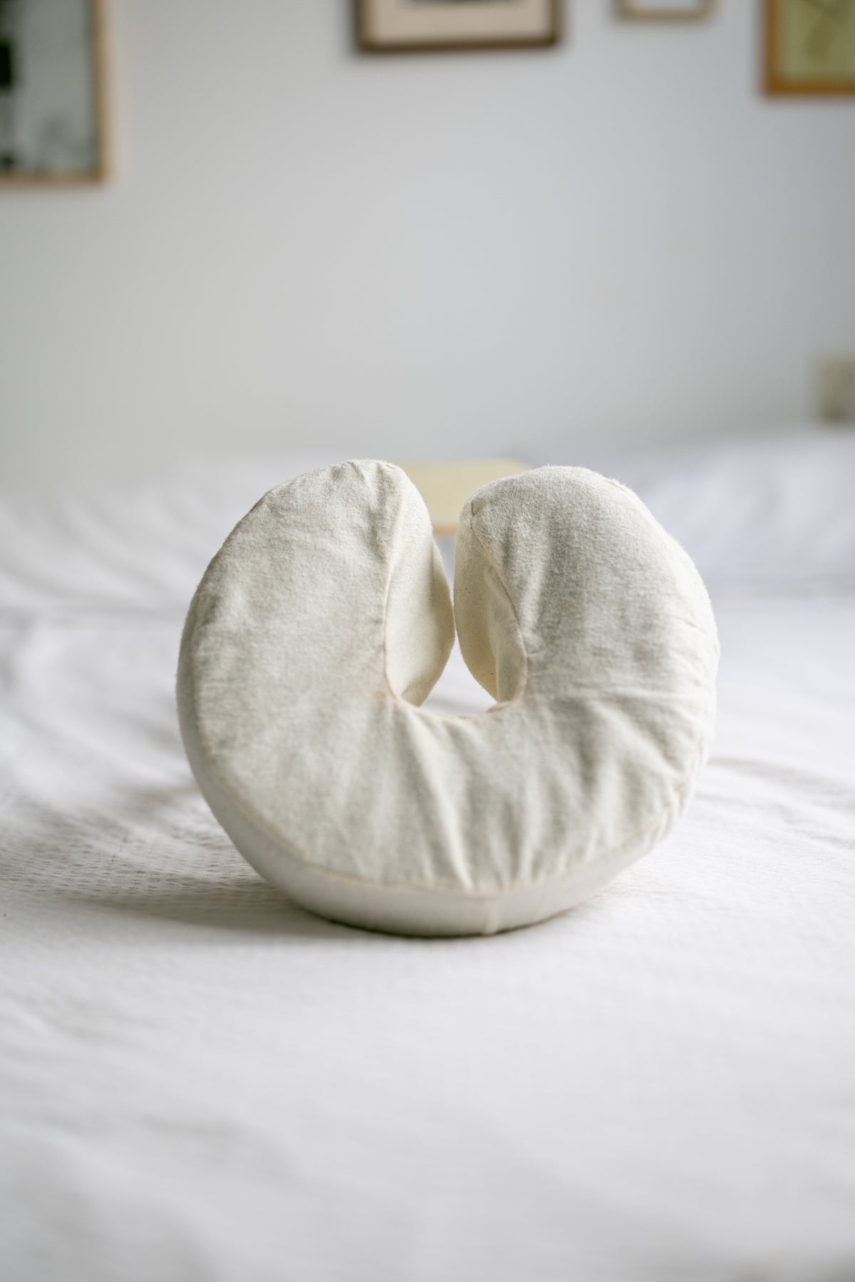 Das Kopfkissen mit Baumwollbezug auf einem gemachten Bett