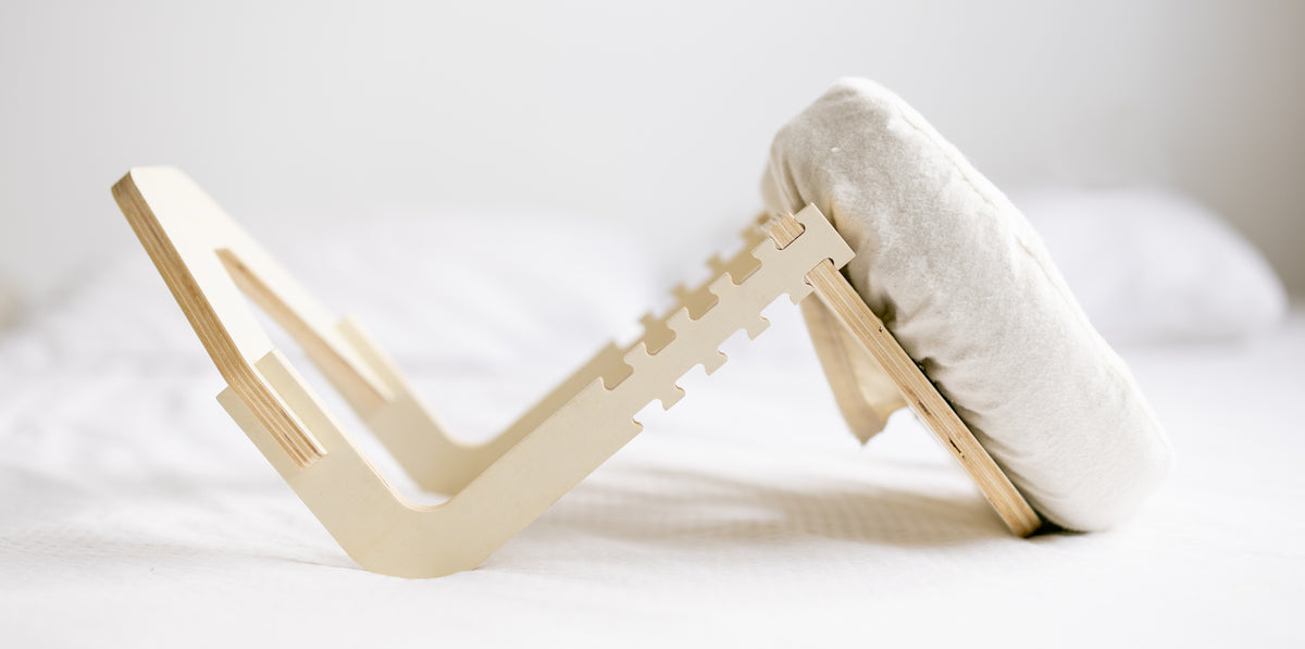 Die Ezspa Bettmassage Set aufgebaut auf einem gemachten Bett