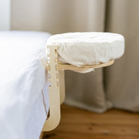 Das Ezspa Bettmassage Set aufgestellt am Rand eines gemachten Betts