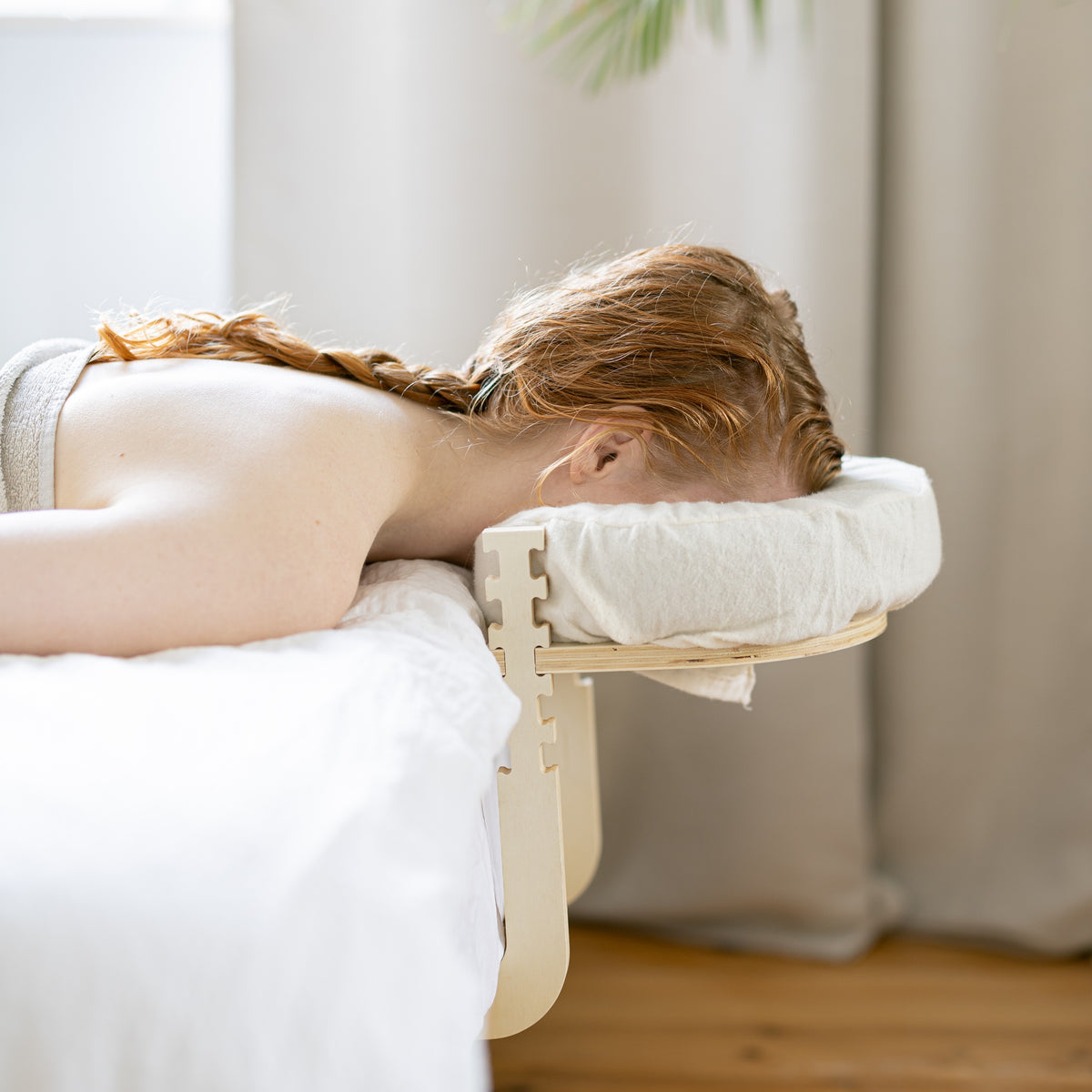 Jemand liegt entspannt im Bett, den Kopf in der Ezspa-Kopfstütze